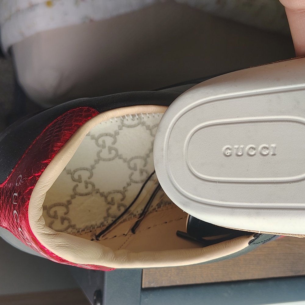 Gucci Black and Red Bee Embroidered Sneakers - Picture 4 of 7